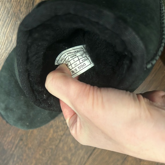 VGUC Ugg Kids Black Boots size 2Y - Picture 2 of 5